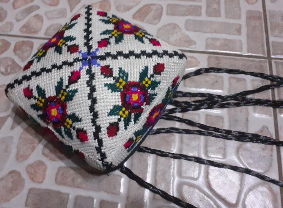 Узбекский национальный головной убор с тонкими косичками тюбитейка.