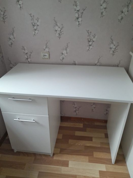 Продам Стол белый письменный