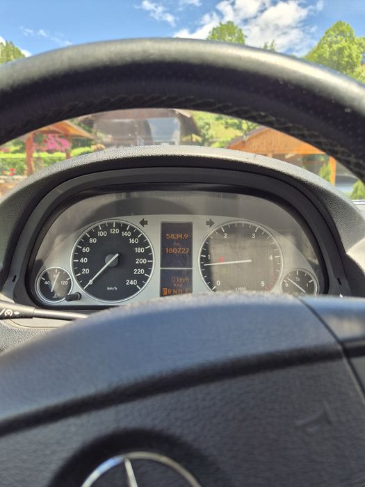 Mercedes-Benz B180 2011