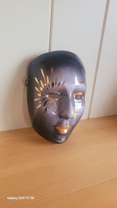 Порцеланова ръчно рисувана маска  за стена