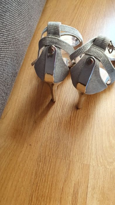 Sandale de damă elegante și pantofi bărbați