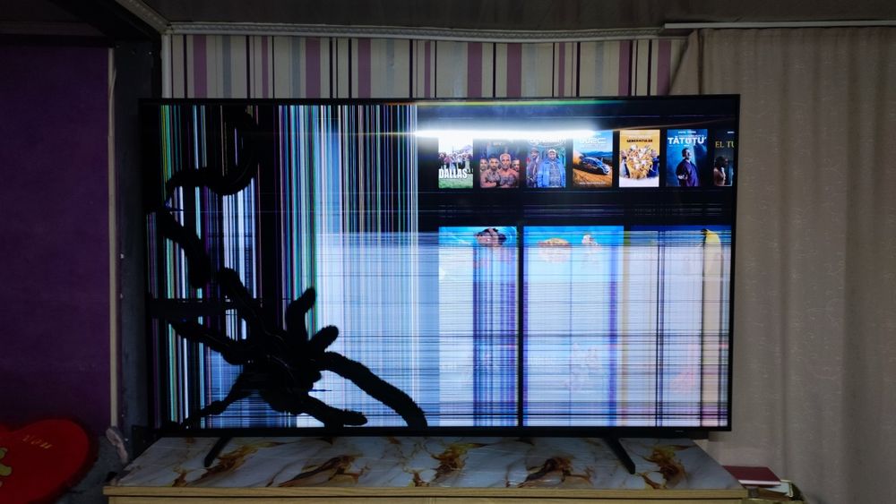 Vând Smart TV 4K ultra HD defect diagonală 189 cm