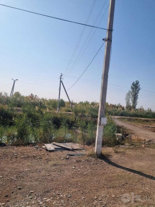 Столбы для линии электропередач в комп. 3-х фазным алюм. кабелем и ТП.