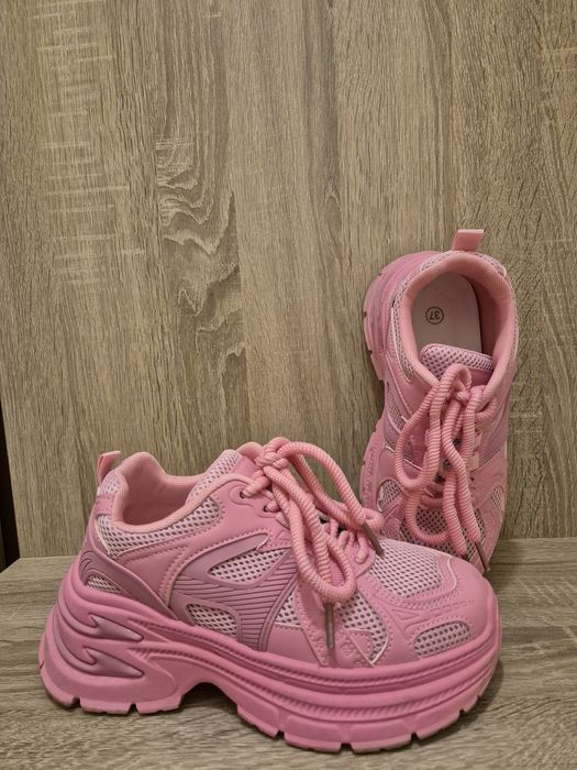 Розови маратонки