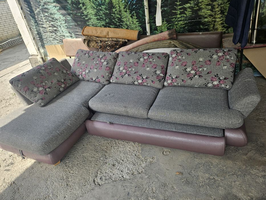 Угловой диван, стеклянный стол под телевизор