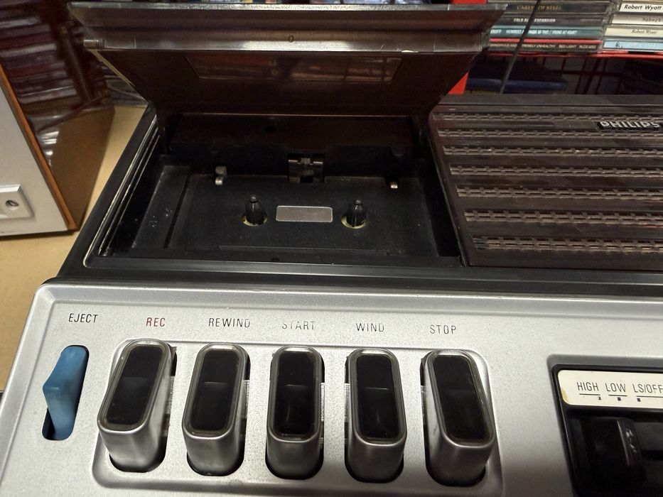 Кассетный магнитофон PHILIPS   1975 года!