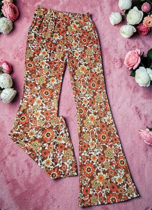 Pantaloni cu talie înaltă și imprimeu floral, model evazat