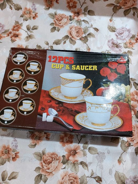 Чайный сервиз с чашками и блюдцами.
