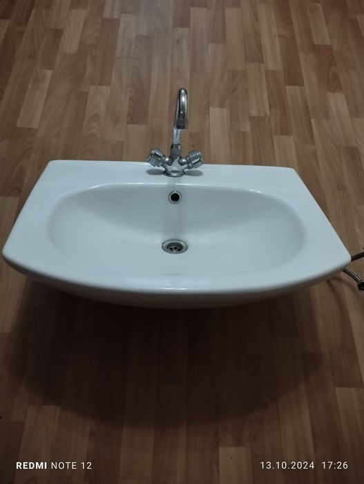 Продам раковину со смесителем, с сифоном