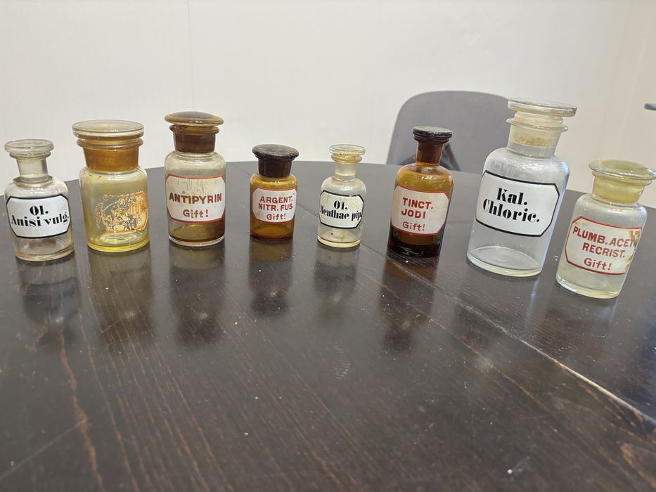 Старинни аптечни стъклени шишета – комплект 8 броя (може и поотделно)