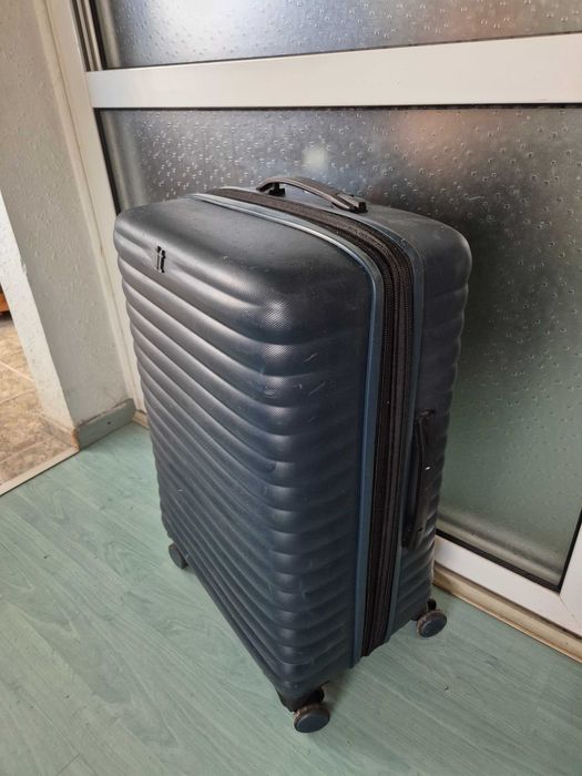 Куфар IT твърд среден размер