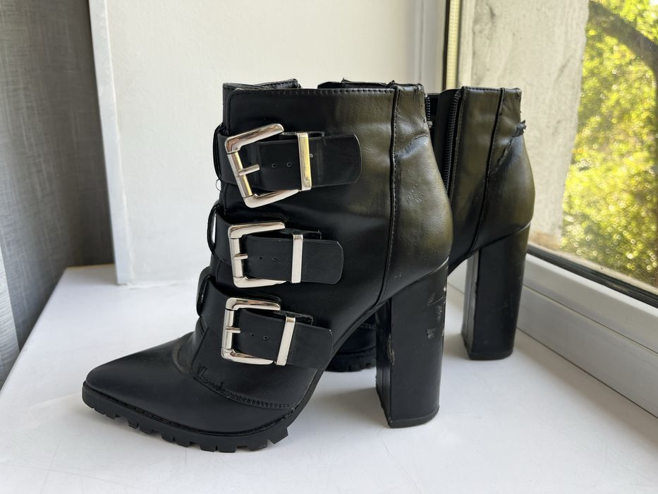 Продам женские ботинки на каблуках