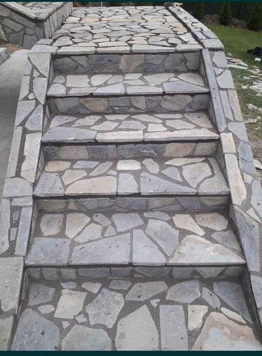 piatra naturala de munte și montaj