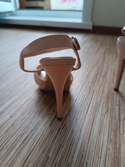 Розовые босоножки 35