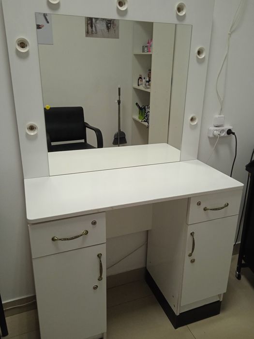 Продаю шкаф с зеркальцем