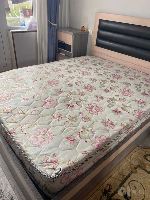 Двуспальная кровать с подъёмным механизмом и матрасом