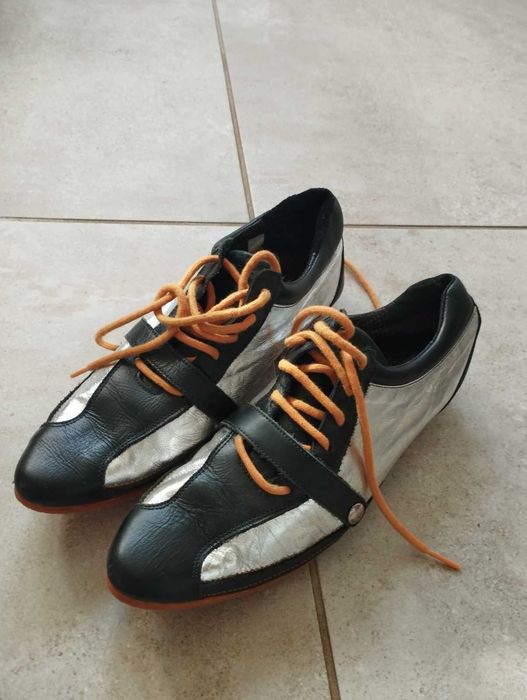 Дамски спортни обувки