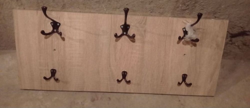 De vînzare un cuier de perete pentru haine cu dimensiuni de 75x30 cm.
Este în stare buna.