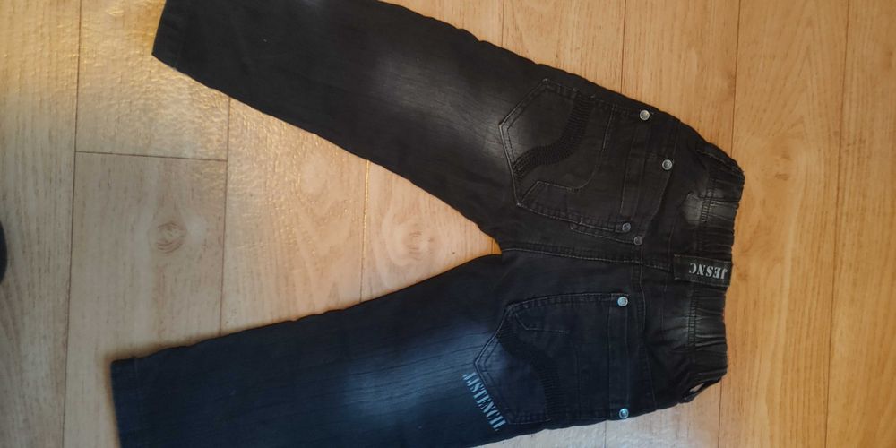 Няколко чифта детски дънки