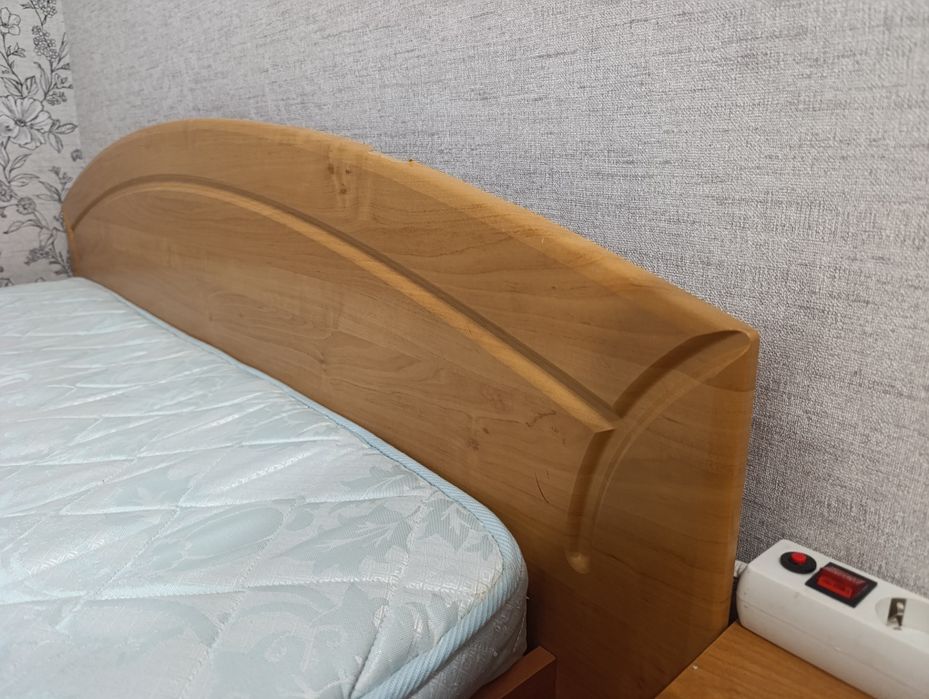 Кровать и тумбочки