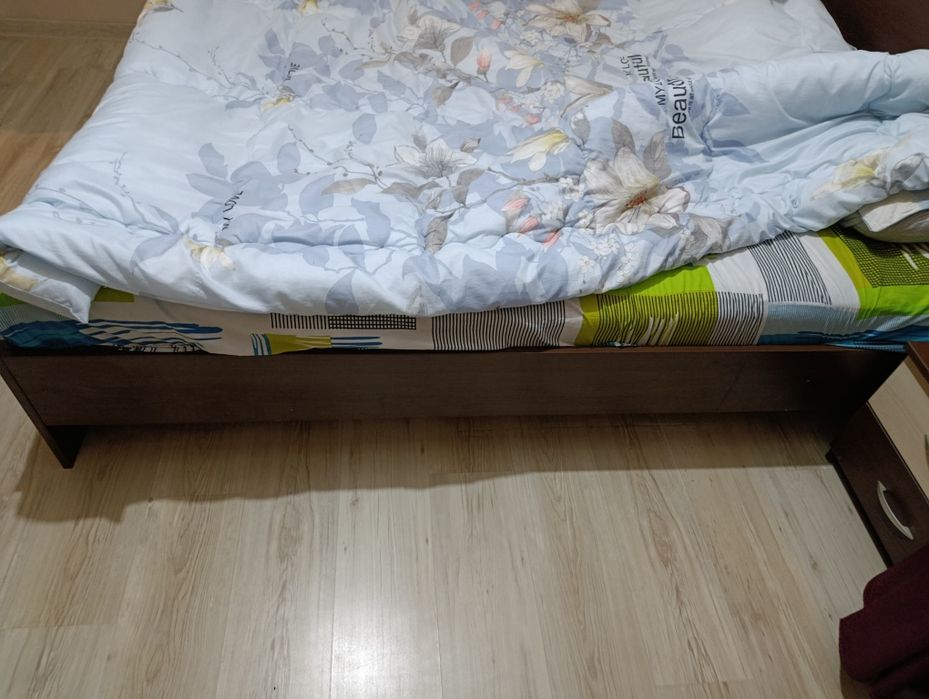 Продавам спалня с матрак