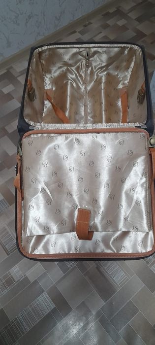 Чемодан дорожный