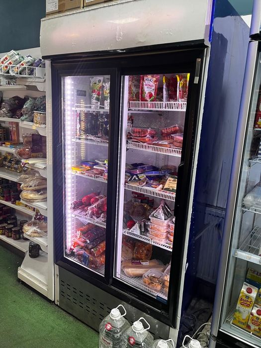 продам витринный холодильник