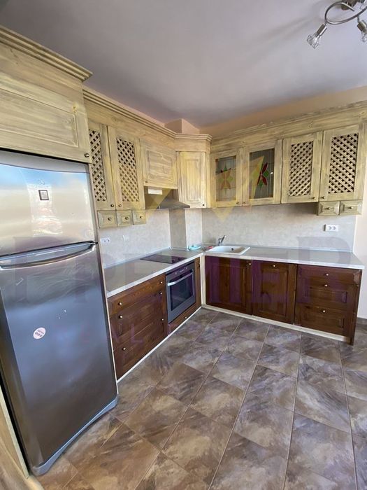 Тристаен апартамент,  Колхозен пазар