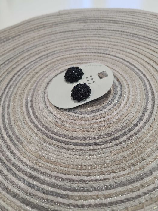 Обеци с черни камъни