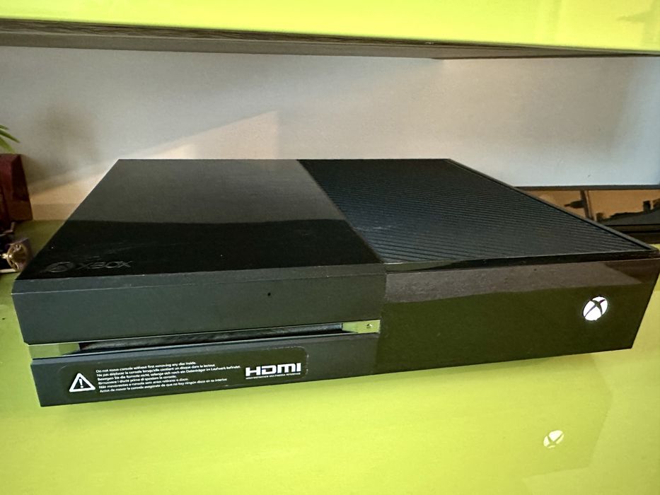 Xbox One cu Kinect + 2 telecomenzi si 14 jocuri – stare excelentă