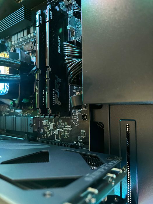 Геймърски компютър AMD Ryzen 7 9800X3D, RTX 5070 Ti 16GB, 64GB ram