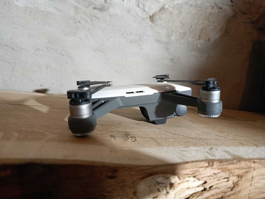 Pachetul DJI Spark Fly More Combo cu 4 baterii