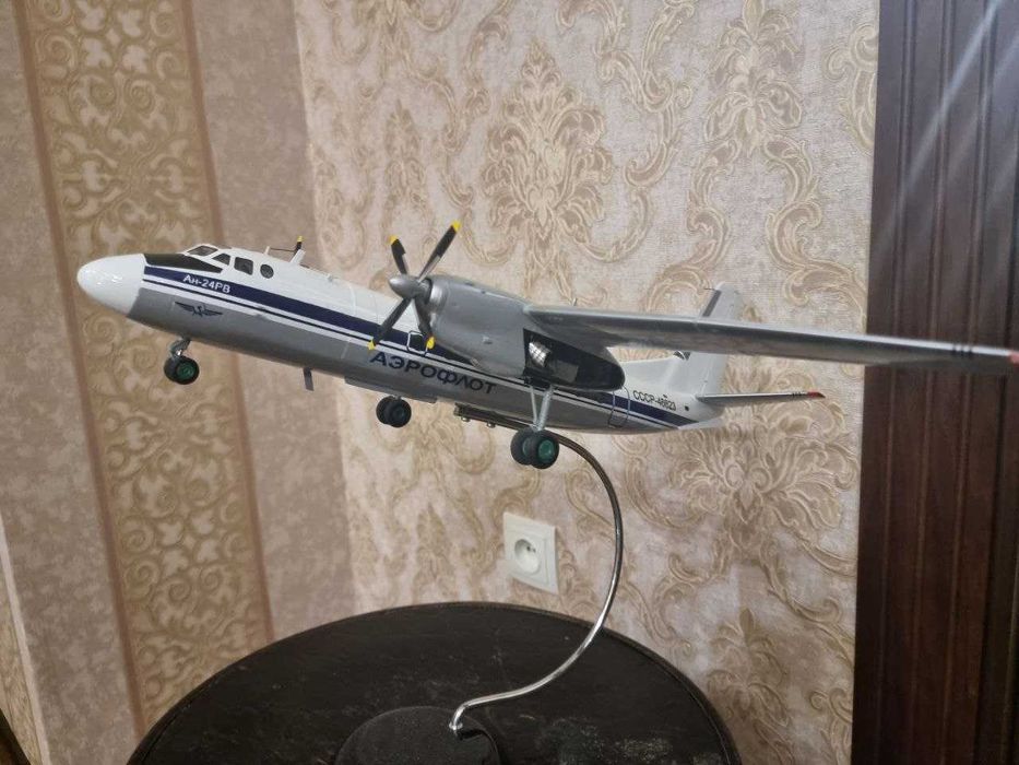 Подарочная модель-копия самолета АН-24 РВ.