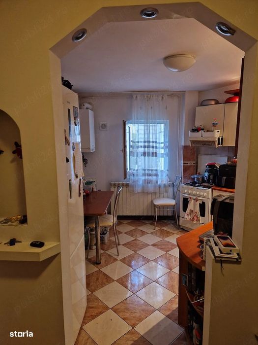 Apartament 3 camere - semidecomandat - zona Soarelui