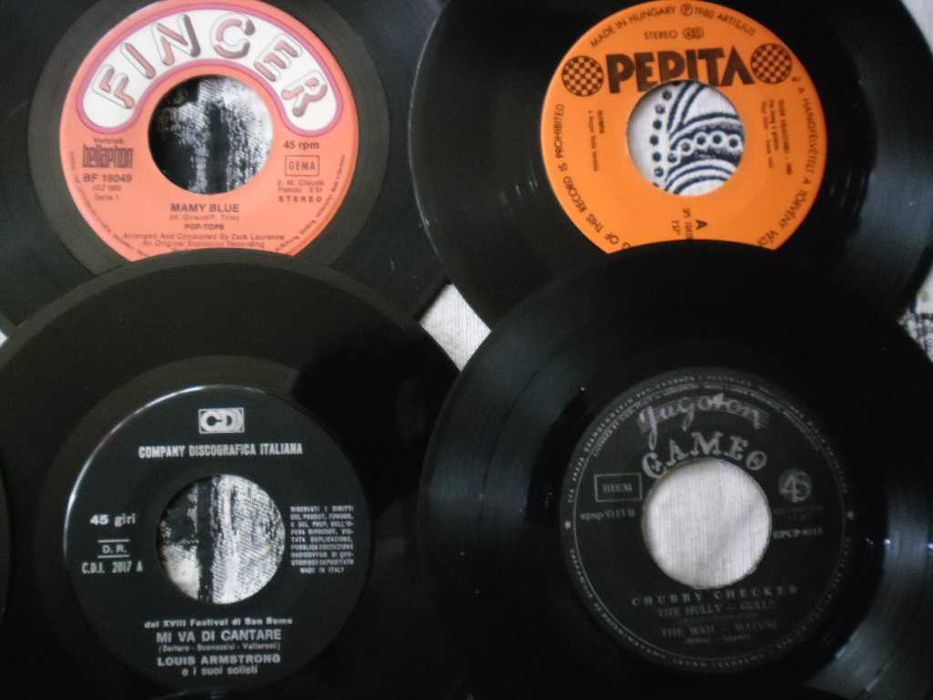 Продавам малки  грамофони плочи