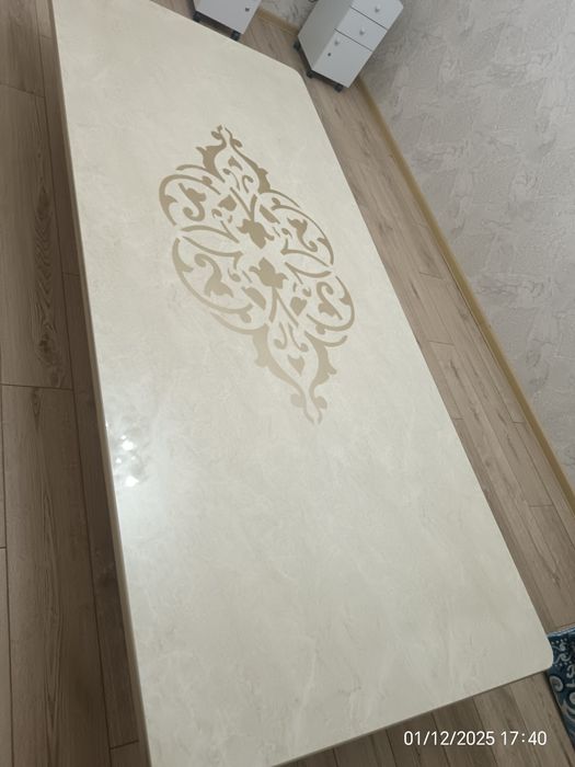 Стол. Можно поменять ножки. Сделать хонтахта