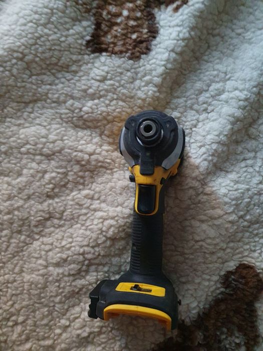 Продавам оригинални dewalt DCF850 използван малко работи перфектно