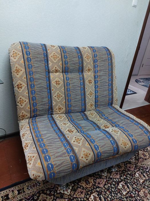 Диван и  два кресла.