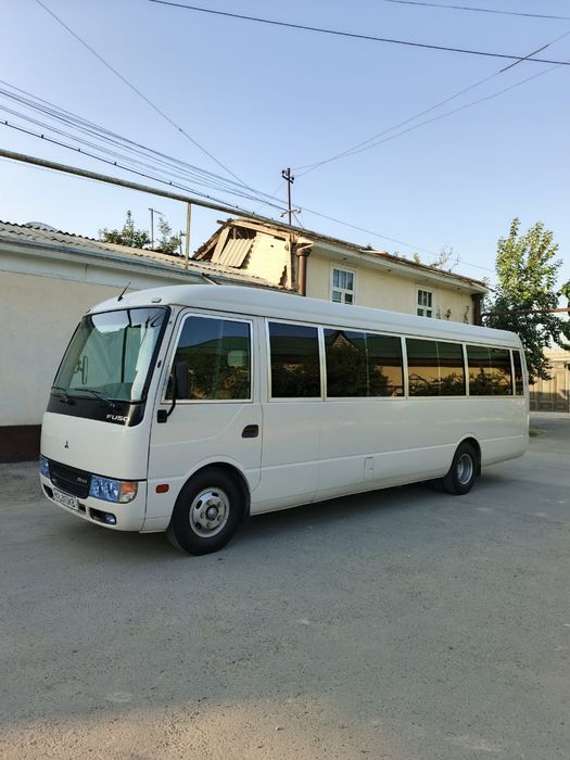 Mitsubishi rosa avtobus