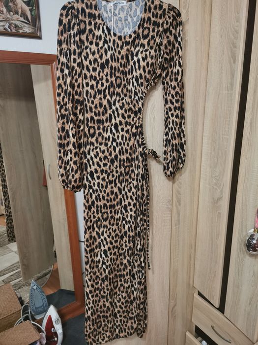 Vând rochie animal print