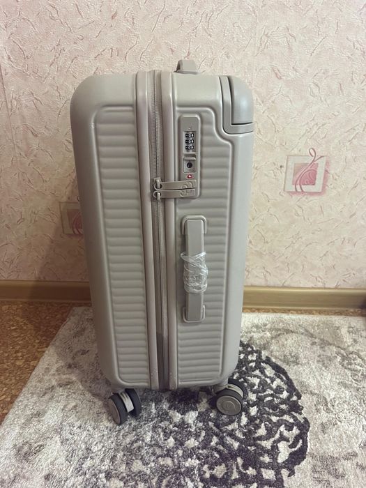 Продам чемодан в отличном состоянии .