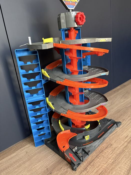 Hot wheels гараж, писта и автовоз