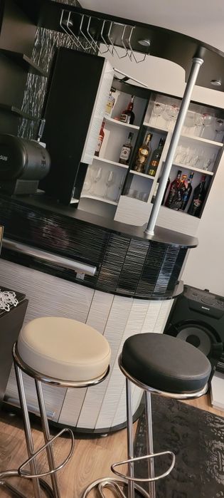 Bar bucătărie și două scaune
