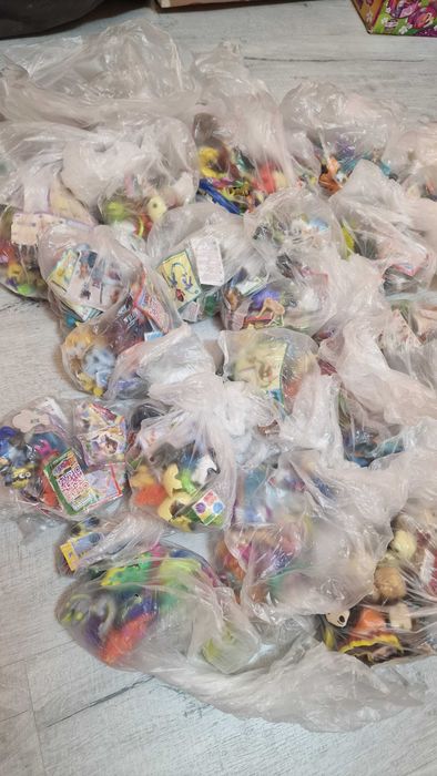 KINDER играчки стотици бройки