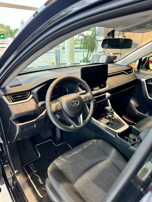 Автомобиль Toyota RAV-4