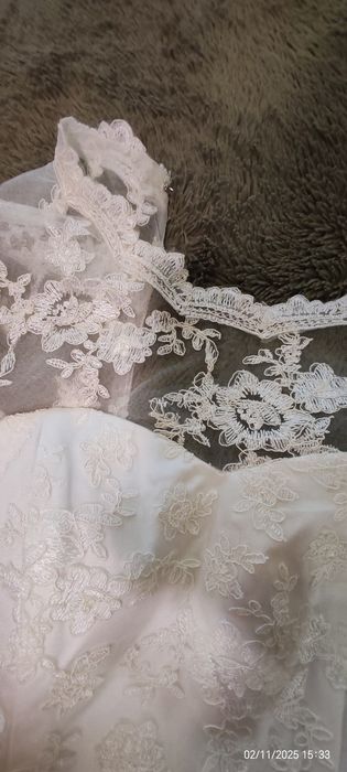 Бяла рокля под коляното