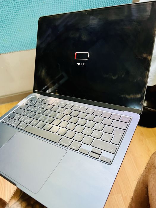 Dezmembrez Macbook M4 pentru piese