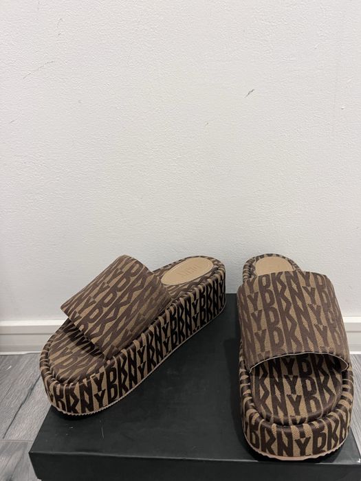 Дямски сандали и чехли