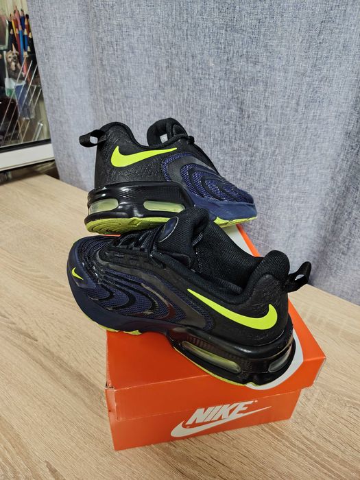 Оригинални маратонки NIKE, номер 39, носени са няколко пъти, нямат никакви забележки.!