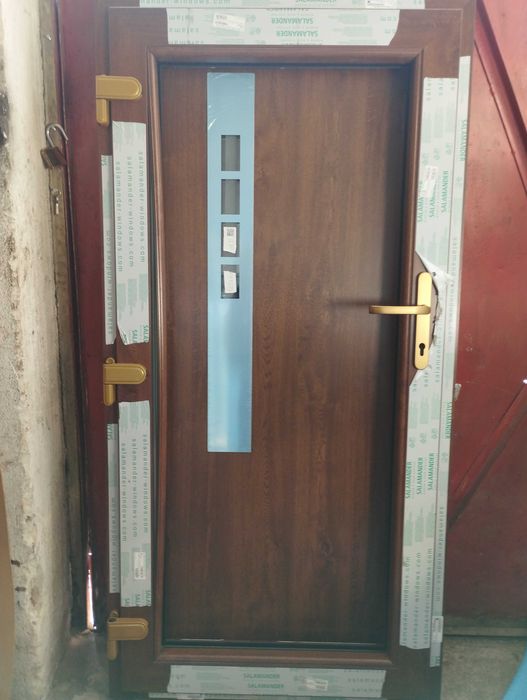 UȘA PVC SALAMANDER NUC DE EXTERIOR ,Deschidere stânga interior .